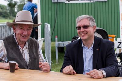 Gregor Hoffmann im Gesprch mit Lutz Nerlich, dem Vorsitzenden des Reit- und Fahrvereins Kleeblatt Berlin e.V.