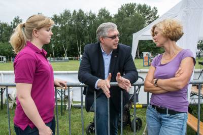 Der Vorsitzende der CDU-Fraktion Lichtenberg im Austausch mit Vertreterinnen des Reit- und Fahrvereins Kleeblatt Berlin e.V.